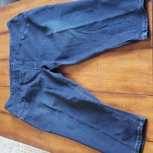 NWOT LEE SLIMMING FIT PULL-ON CAPRIS